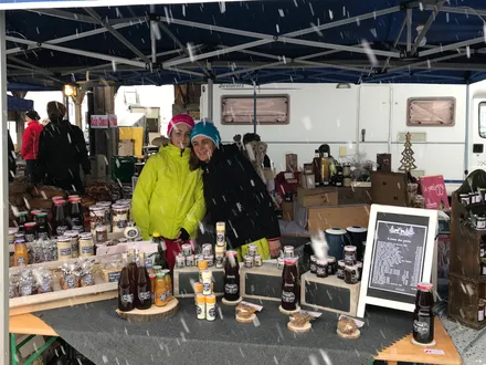 Géraldine et sa fille sur leur stand au marché de Noël